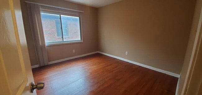 Building Photo - Roselawn