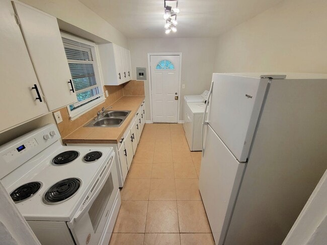 Building Photo - Charming 3 Bedroom Home Just Outside Uptown!