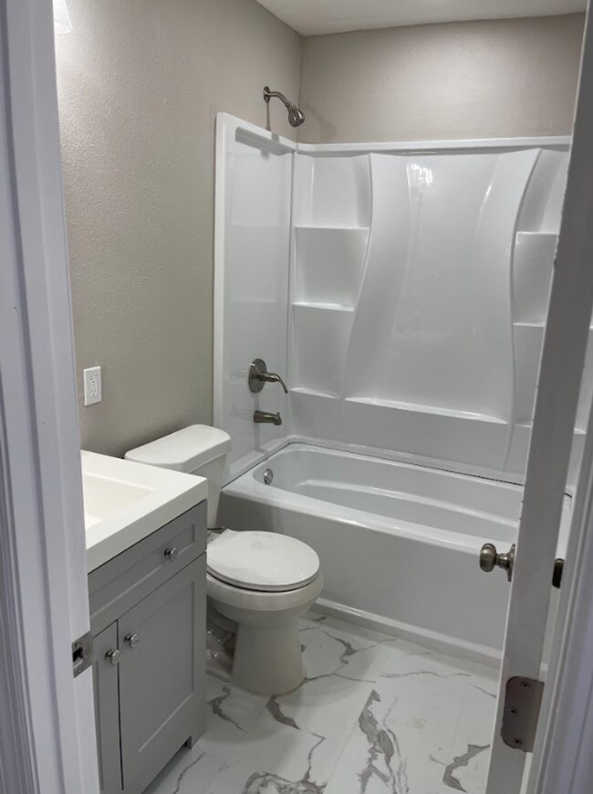 Building Photo - Newly Renovated 3 bed/2 bath - great location! MOVE IN SPECIAL!