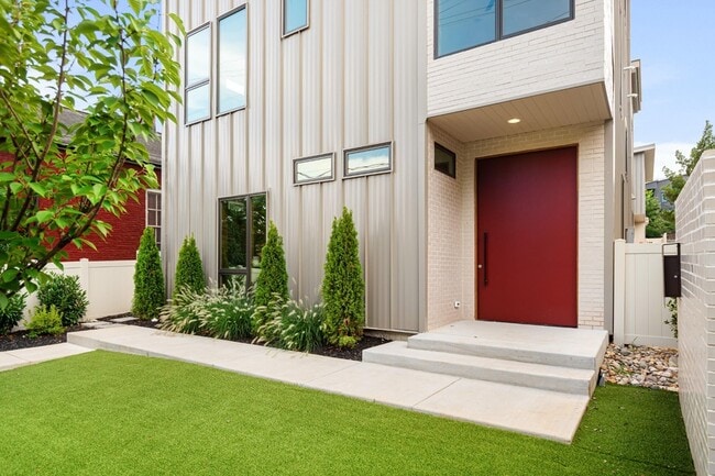 Building Photo - 1603 5th Ave N