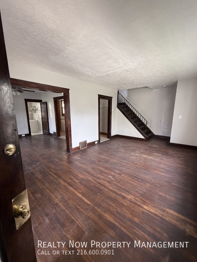Building Photo - 10010 Almira Ave