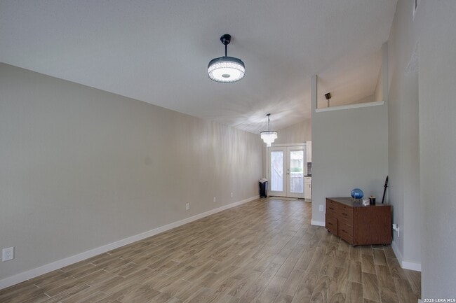 Building Photo - 1015 E Yager Ln