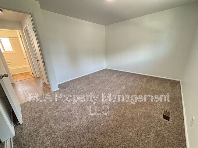 Building Photo - 2564 S 8th E