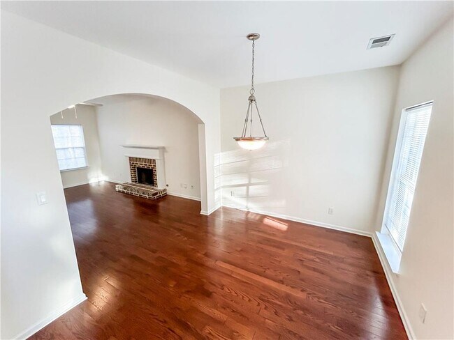 Building Photo - 2027 Oakbluff Way SW