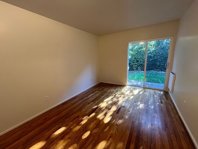 Building Photo - Large 2 BR 1 BA. Tabor/Montavilla!