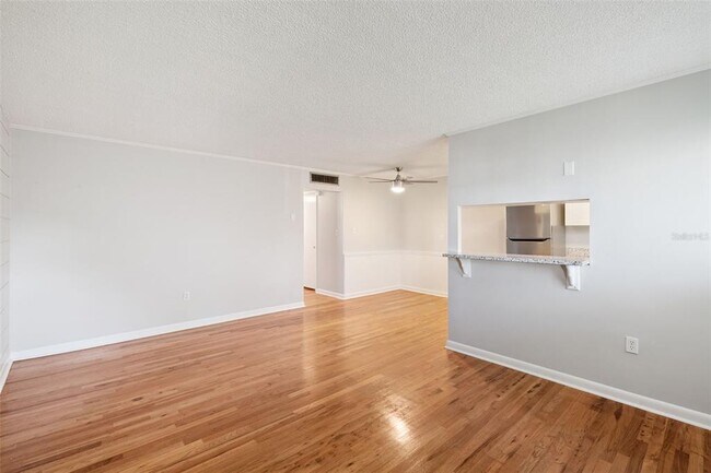 Building Photo - 320 Lakeview St