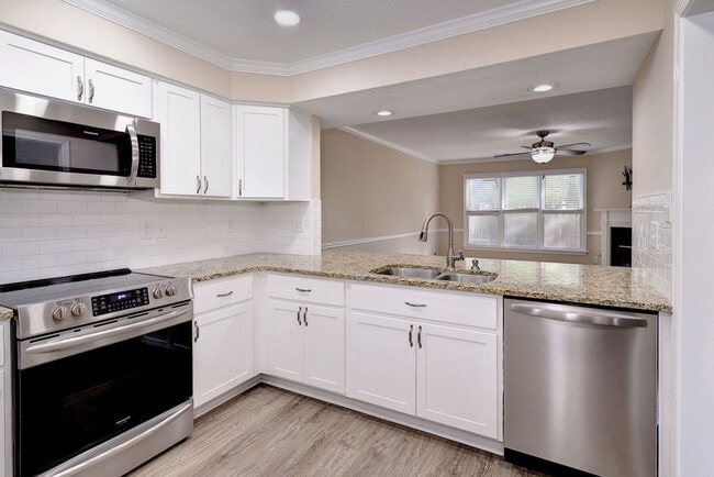 Building Photo - Nicely Updated Grafton Woods Condo