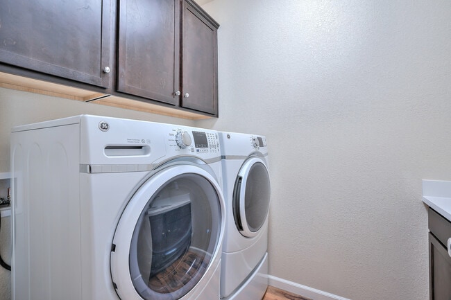 Building Photo - 3 Bedroom 2.5 Bath 2 Car Garage Condo At C...