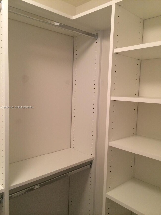 Building Photo - 999 SW 1st Ave