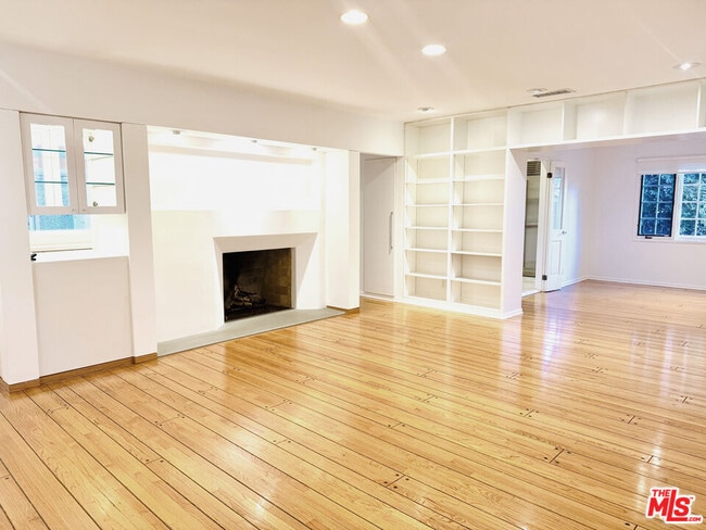 Building Photo - 4031 Hollyline Ave