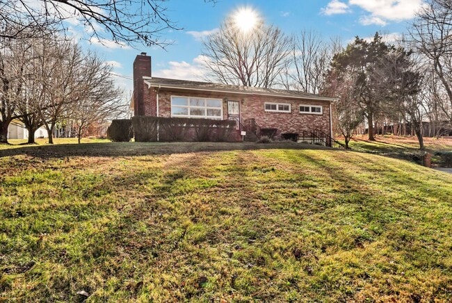 Building Photo - 780 Rossview Rd