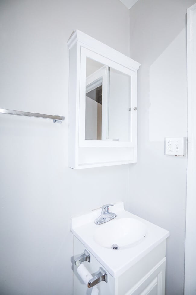 Building Photo - 5326 S Cornell Ave