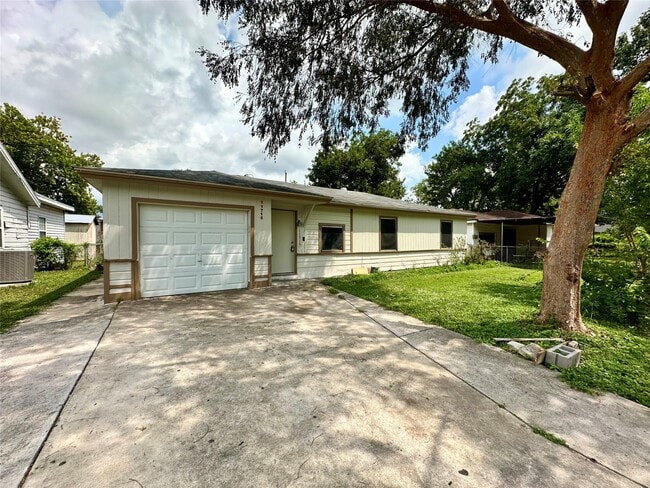 Building Photo - 11715 Almeda Genoa Rd