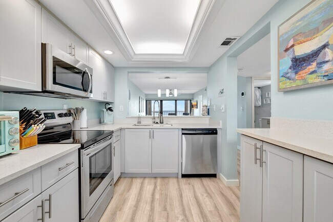 Building Photo - 10310 S Ocean Dr