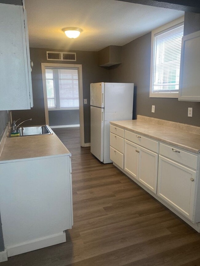 Building Photo - 2523 Dow Dr