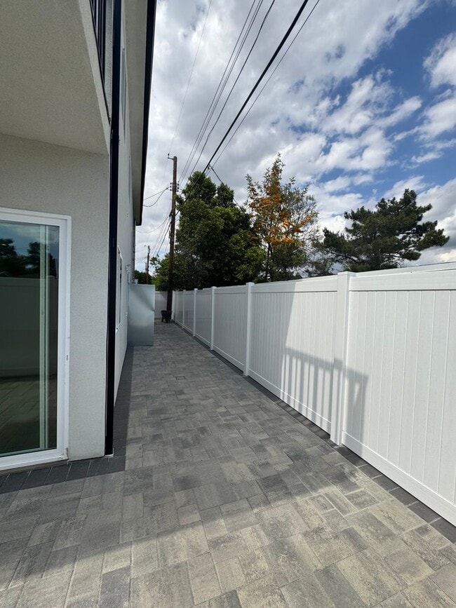 Building Photo - Spacious 1000 Sq. Ft. First-Floor Back ADU...