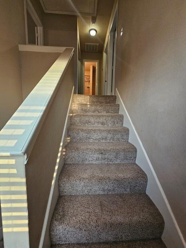 Building Photo - 604 NE Ave E Pl