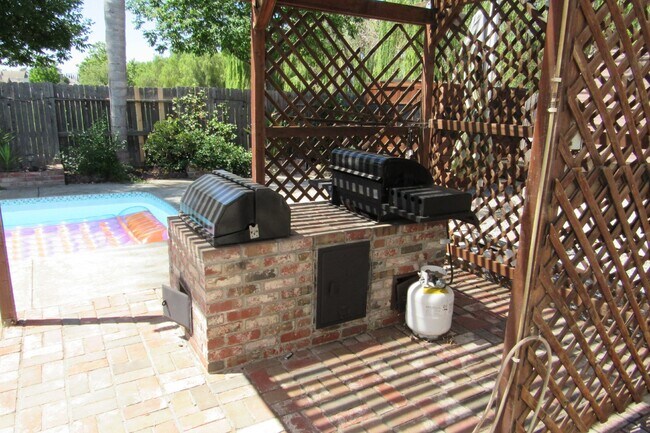 Building Photo - Beautiful 4 Bed/3 Bath Tracy Home with Pool and Fresh Paint