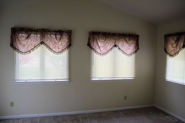 Building Photo - Available Now!- 2 Bedroom Condo In Davison