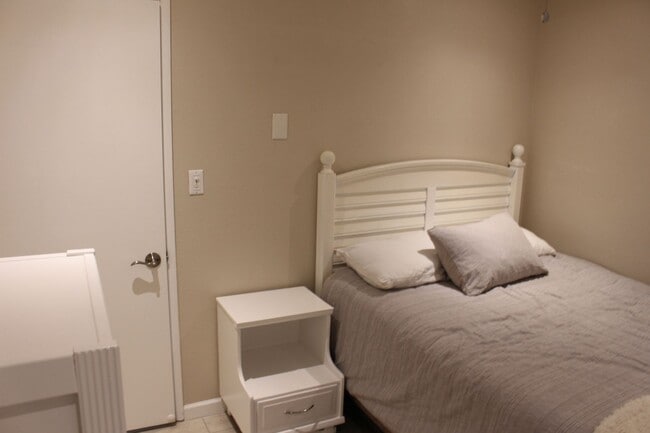 Building Photo - 4-Bedroom Furnished Home in University Hei...