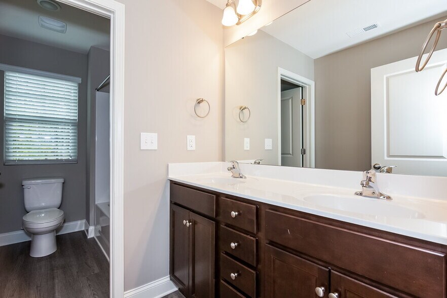 Building Photo - 421 Breezewood Dr