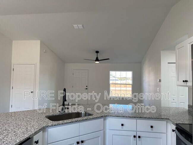Building Photo - 30 Maple Ln