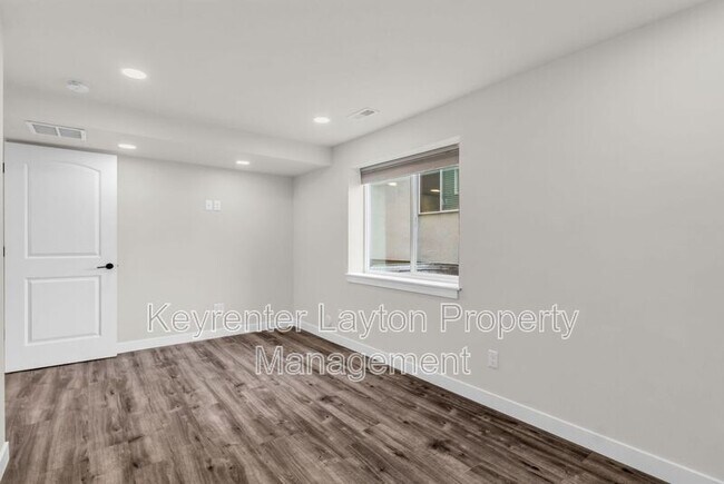 Building Photo - 1432 E Daylily Ct