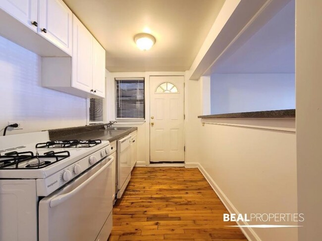 Building Photo - 1 bedroom in CHICAGO IL 60657