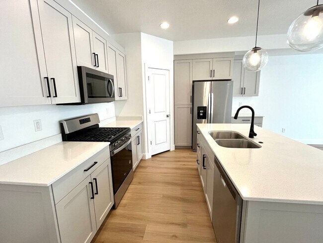 Building Photo - Townhome in Woodland Estates - Pool Access