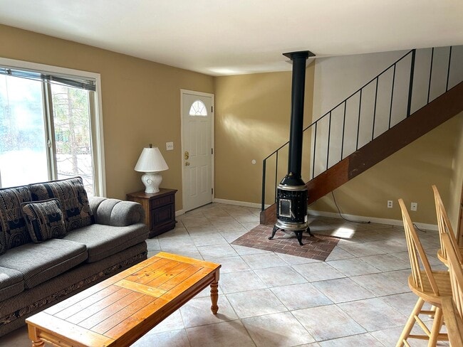 Building Photo - Long-term Lake Forest Glenn Condo