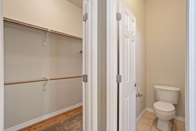 Building Photo - Main Level Living in Pine Creek...Views ar...