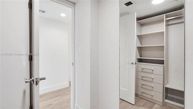 Building Photo - 555 NE 34th St