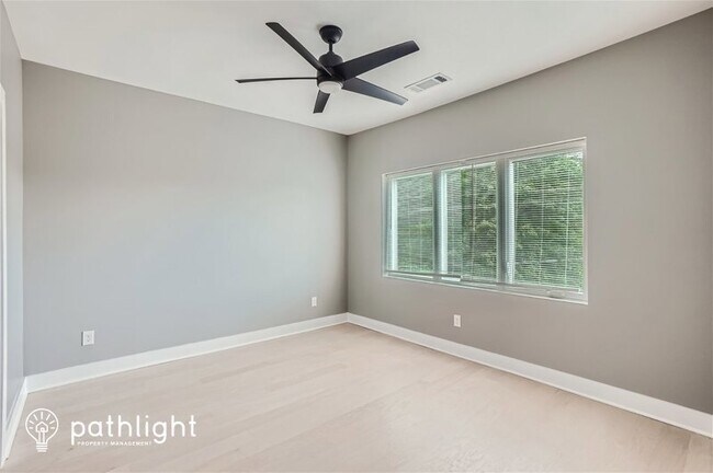 Building Photo - 865 Cavanaugh Avenue SE