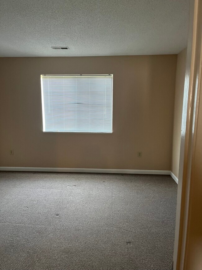 Building Photo - 1208 Pinegrove Dr