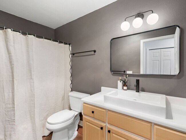 Building Photo - 1-bedroom, 1-bath condo in the heart of Murrayhill