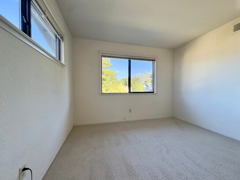 Building Photo - 2221 Pinehurst Way