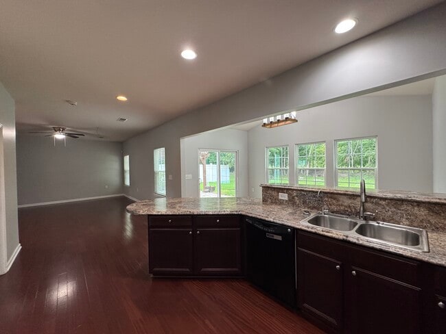 Building Photo - 624 Leonard Ln