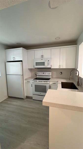 Building Photo - 6796 Palmetto Cir S