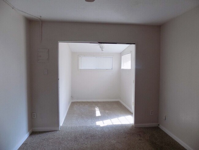 Building Photo - 560 Estancia Dr NW