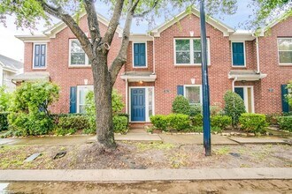 Building Photo - Charming Townhome near Memorial Park!