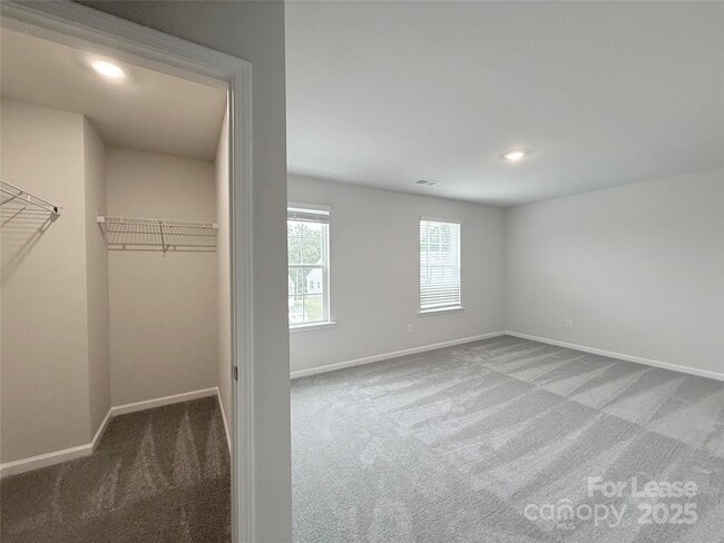 Building Photo - 6337 Fairfax Ct
