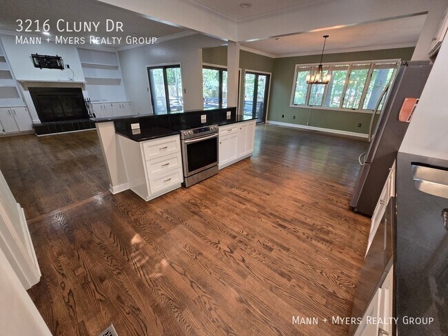 Building Photo - 3216 Cluny Dr