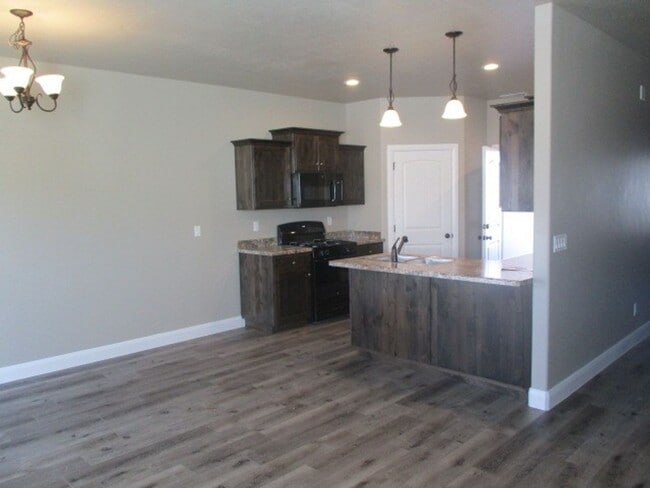 Building Photo - Move-In Discount - 3 Bed - 2.5 bath Town home in the heart of Cedar City!
