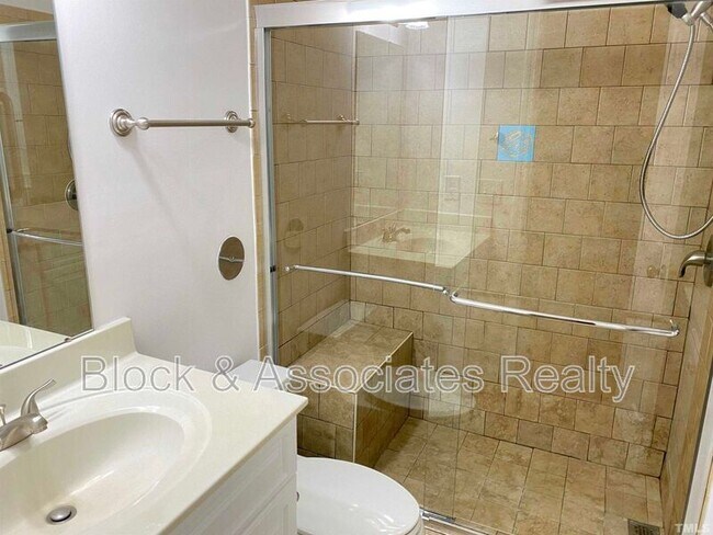 Building Photo - 1002 Kingswood Dr