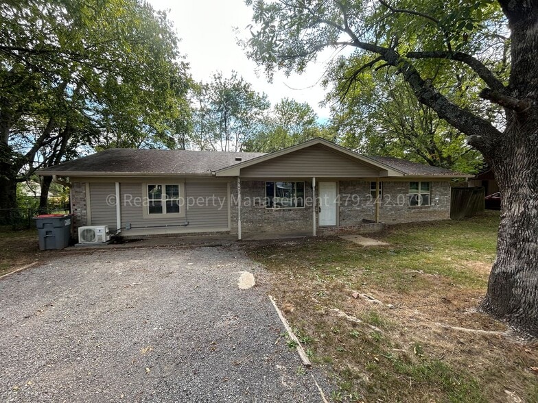 Primary Photo - 905 W Denver St