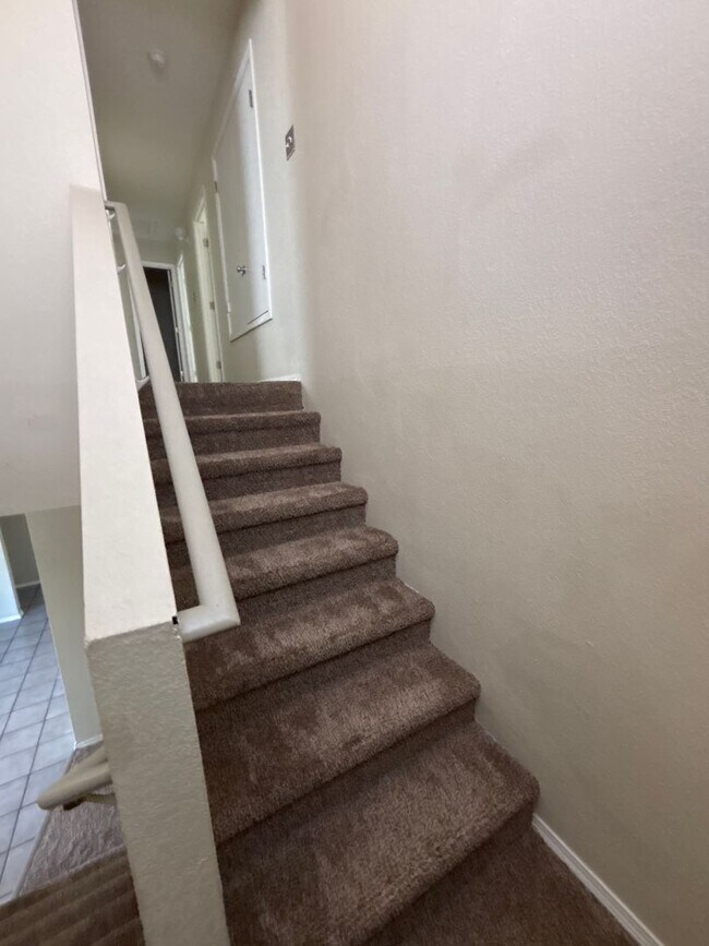 Building Photo - 6405 La Habra Ln NE