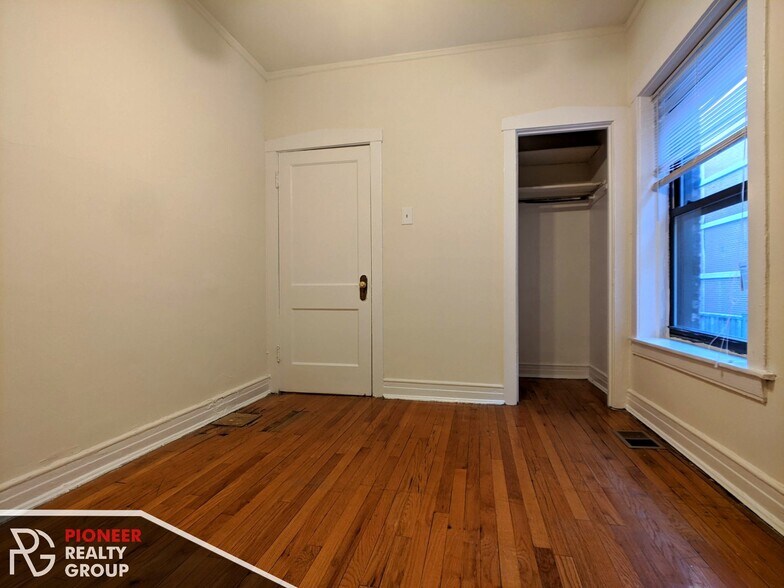 Building Photo - 812 W Waveland Ave