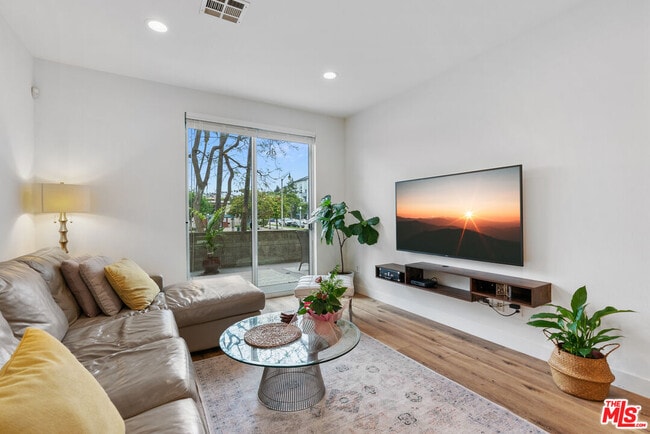 Building Photo - 6400 Crescent Prk E