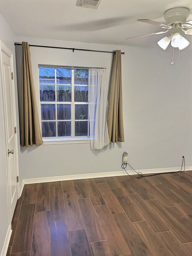 Building Photo - 3 BD 2 BA Home in the Bayou View School Di...