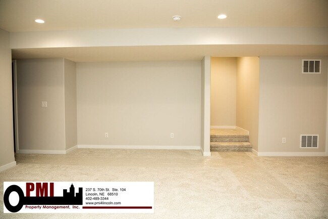 Building Photo - 5 Bedroom 3 bath, beautiful home in North ...